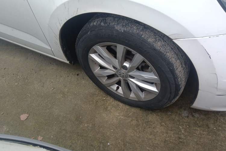Used Volkswagen Touran 2016 Volkswagen Touran L 280TSI DSG Comfort Edition Right Front Wheel Hub