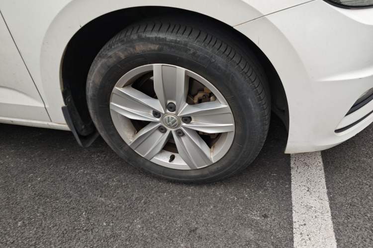 Used Volkswagen Touran 2016 Volkswagen Touran L 280TSI Manual Trend Edition Right Front Wheel Hub