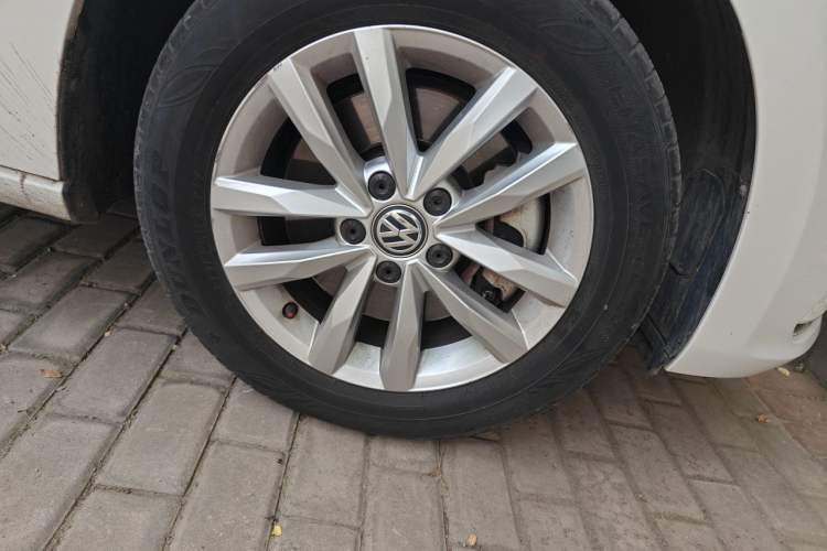 Used Volkswagen Touran 2016 Volkswagen Touran L 280TSI DSG Comfort Edition Right Front Wheel Hub