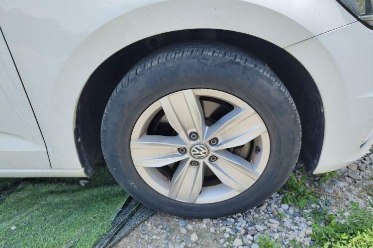 Used Volkswagen Touran 2016 Touran L 280TSI DSG Style Edition Right Front Wheel Hub