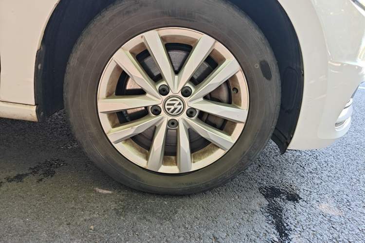 Used Volkswagen Touran 2016 Volkswagen Touran L 280TSI DSG Comfort Edition Right Front Wheel Hub
