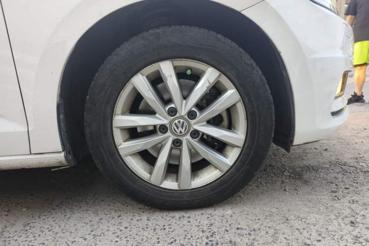 Used Volkswagen Touran 2016 Volkswagen Touran L 280TSI DSG Comfort Edition Right Front Wheel Hub