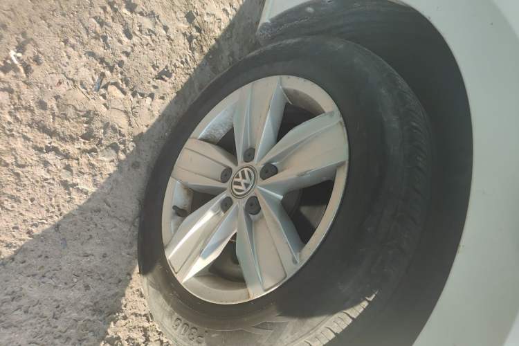 Used Volkswagen Touran 2016 Volkswagen Touran L 280TSI Manual Trend Edition Right Front Wheel Hub