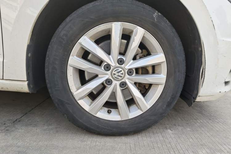 Used Volkswagen Touran 2016 Volkswagen Touran L 280TSI DSG Comfort Edition Right Front Wheel Hub