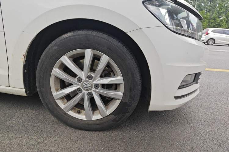 Used Volkswagen Touran 2016 Touran L 280TSI DSG Style Edition Right Front Wheel Hub
