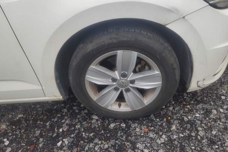 Used Volkswagen Touran 2016 Volkswagen Touran L 280TSI Manual Trend Edition Right Front Wheel Hub