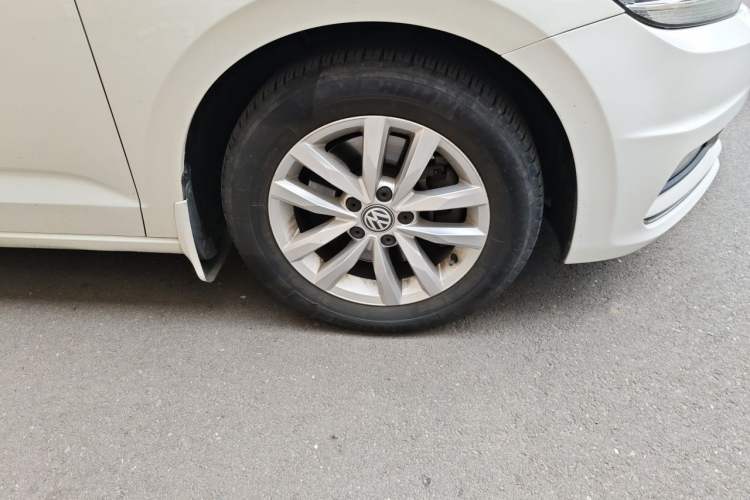 Used Volkswagen Touran 2016 Volkswagen Touran L 280TSI Manual Comfort Edition Right Front Wheel Hub