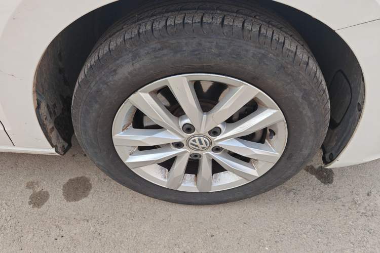 Used Volkswagen Touran 2016 Volkswagen Touran L 280TSI DSG Comfort Edition Right Front Wheel Hub