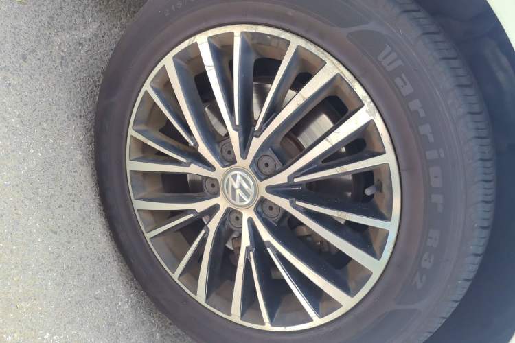 Used Volkswagen Touran 2016 Volkswagen Touran L 330TSI DSG Luxury Edition Right Front Wheel Hub