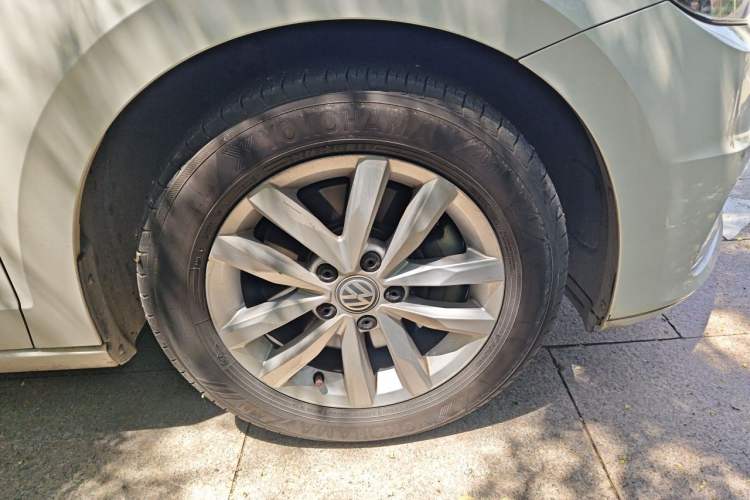 Used Volkswagen Touran 2016 Volkswagen Touran L 280TSI DSG Comfort Edition Right Front Wheel Hub