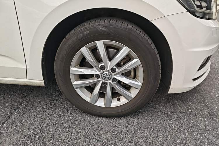 Used Volkswagen Touran 2016 Volkswagen Touran L 280TSI DSG Comfort Edition Right Front Wheel Hub