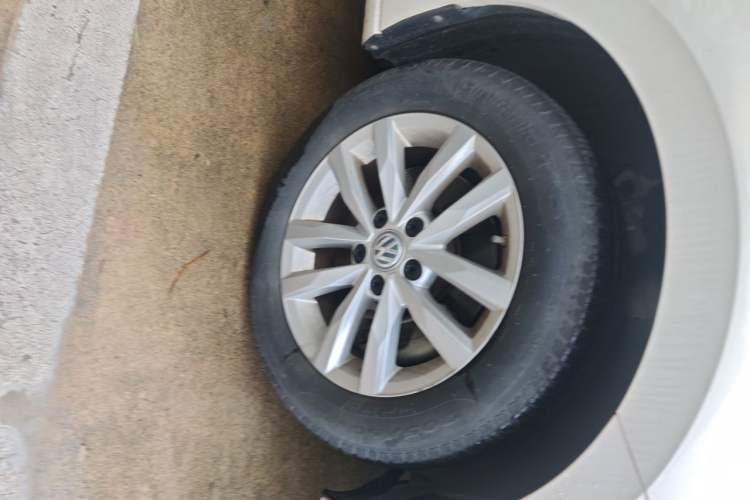 Used Volkswagen Touran 2016 Volkswagen Touran L 280TSI DSG Comfort Edition Right Front Wheel Hub