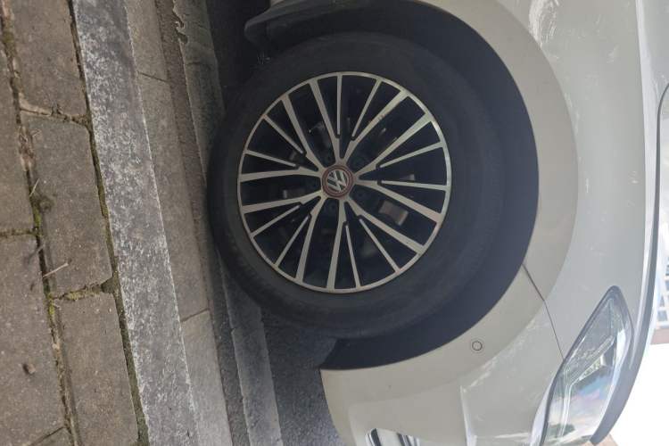 Used Volkswagen Touran 2016 Volkswagen Touran L 280TSI DSG Luxury Edition Right Front Wheel Hub
