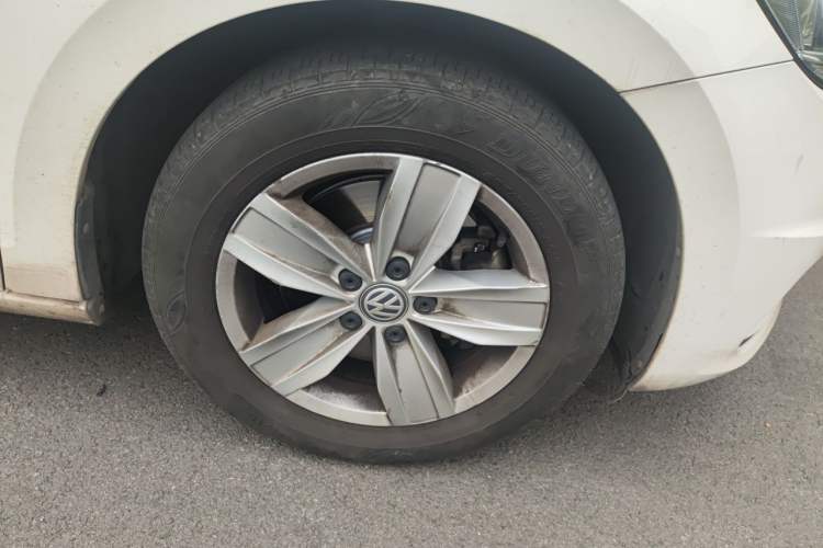Used Volkswagen Touran 2016 Volkswagen Touran L 280TSI Manual Trend Edition Right Front Wheel Hub