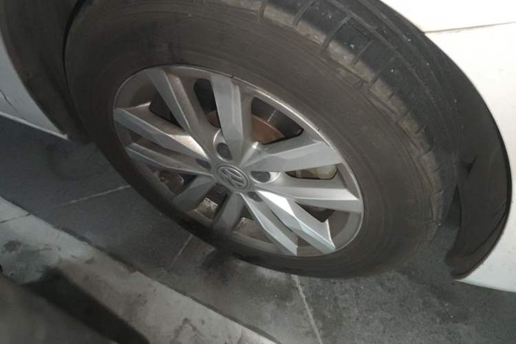 Used Volkswagen Touran 2016 Volkswagen Touran L 280TSI DSG Comfort Edition Right Front Wheel Hub