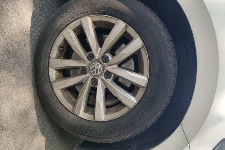 Used Volkswagen Touran 2016 Volkswagen Touran L 280TSI DSG Comfort Edition Right Front Wheel Hub