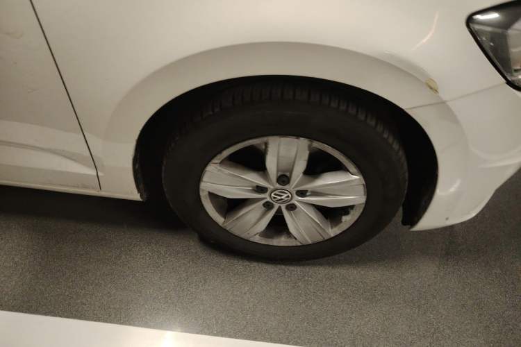 Used Volkswagen Touran 2016 Volkswagen Touran L 280TSI Manual Trend Edition Right Front Wheel Hub