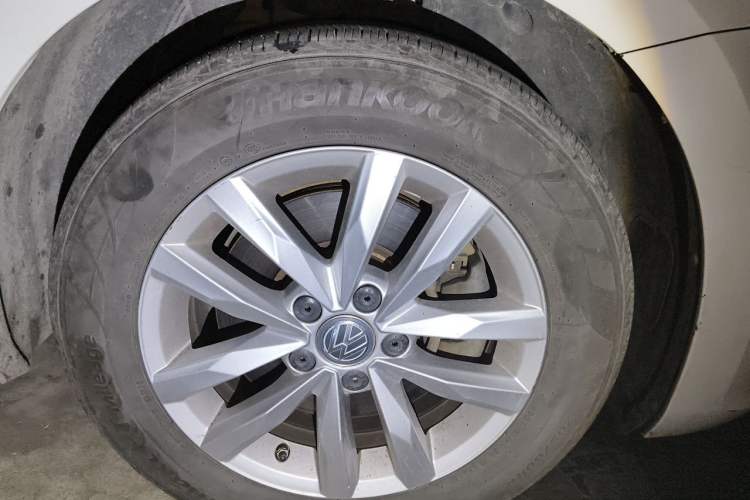 Used Volkswagen Touran 2016 Volkswagen Touran L 280TSI DSG Comfort Edition Right Front Wheel Hub