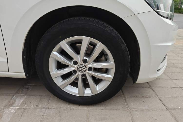 Used Volkswagen Touran 2016 Volkswagen Touran L 280TSI DSG Comfort Edition Right Front Wheel Hub
