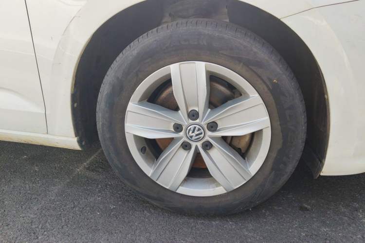 Used Volkswagen Touran 2016 Volkswagen Touran L 280TSI Manual Trend Edition Right Front Wheel Hub