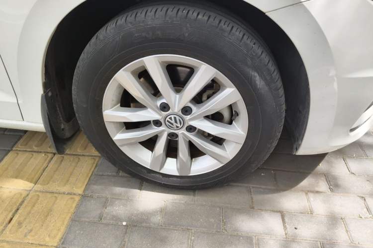 Used Volkswagen Touran 2016 Volkswagen Touran L 280TSI DSG Comfort Edition Right Front Wheel Hub