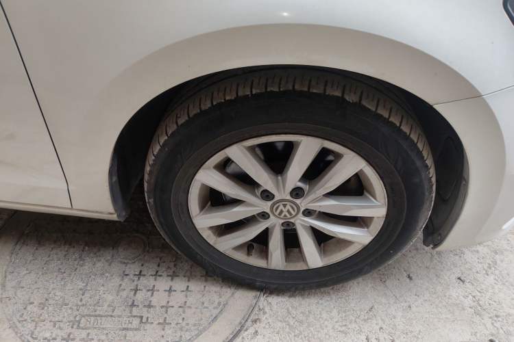Used Volkswagen Touran 2016 Volkswagen Touran L 280TSI DSG Comfort Edition Right Front Wheel Hub