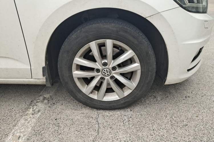 Used Volkswagen Touran 2016 Volkswagen Touran L 280TSI DSG Comfort Edition Right Front Wheel Hub