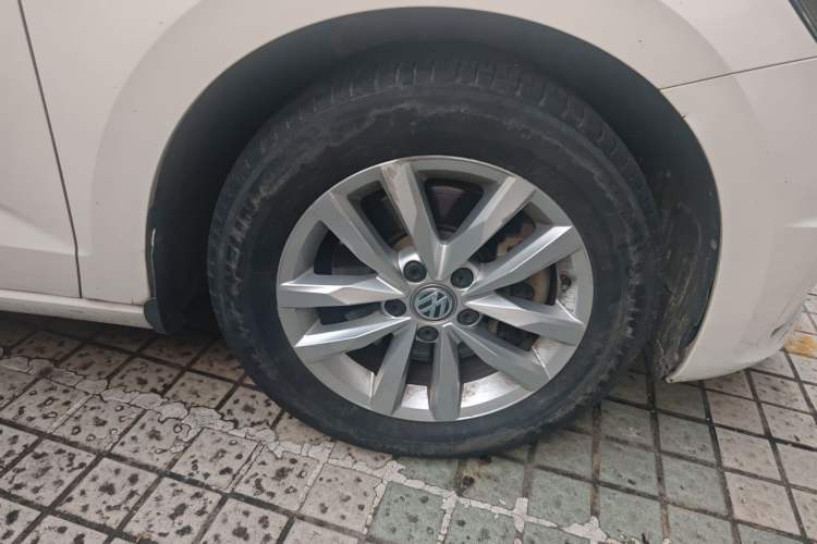 Used Volkswagen Touran 2016 Volkswagen Touran L 280TSI DSG Comfort Edition Right Front Wheel Hub