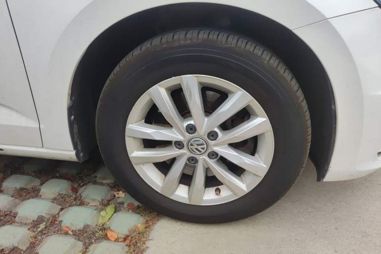 Used Volkswagen Touran 2016 Volkswagen Touran L 280TSI DSG Comfort Edition Right Front Wheel Hub