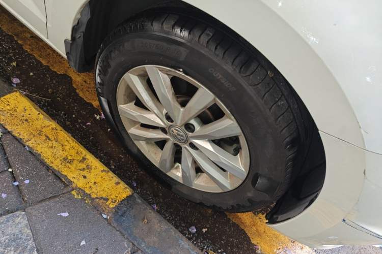 Used Volkswagen Touran 2016 Volkswagen Touran L 280TSI DSG Comfort Edition Right Front Wheel Hub
