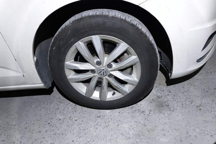 Used Volkswagen Touran 2016 Volkswagen Touran L 280TSI DSG Comfort Edition Right Front Wheel Hub
