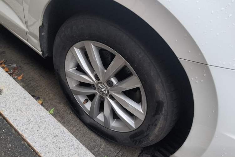 Used Volkswagen Touran 2016 Volkswagen Touran L 280TSI DSG Comfort Edition Right Front Wheel Hub