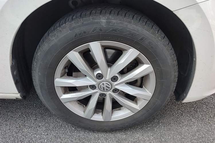 Used Volkswagen Touran 2016 Volkswagen Touran L 280TSI DSG Comfort Edition Right Front Wheel Hub