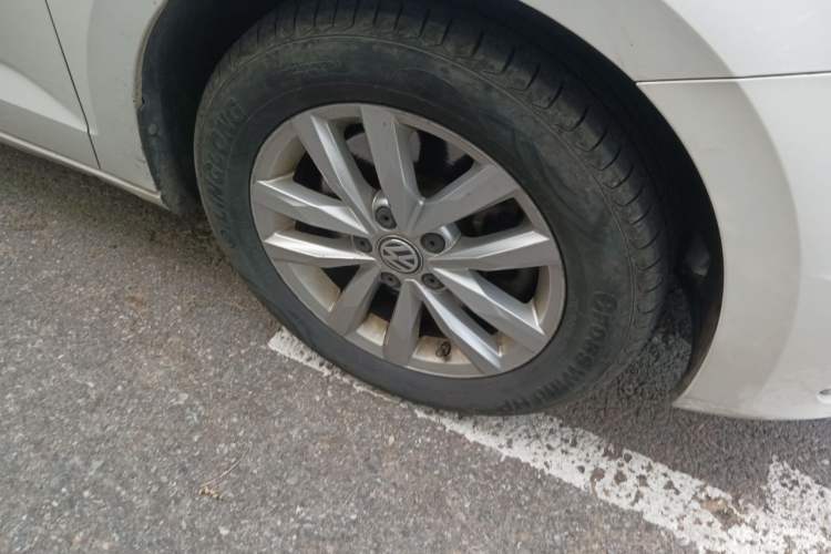 Used Volkswagen Touran 2016 Volkswagen Touran L 280TSI DSG Comfort Edition Right Front Wheel Hub
