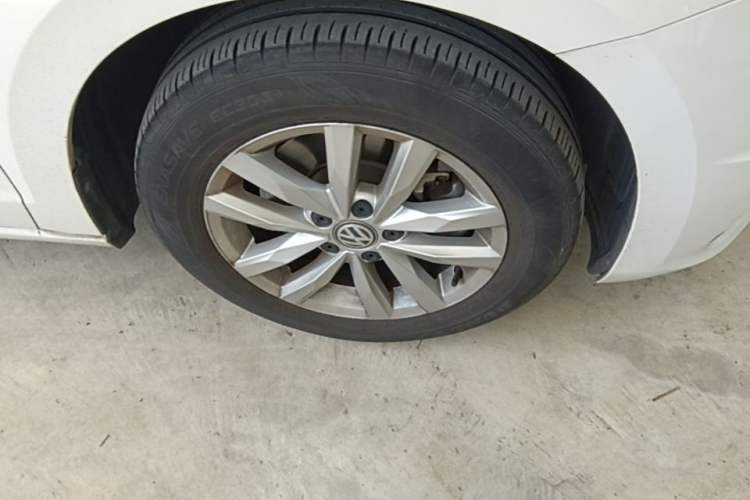 Used Volkswagen Touran 2016 Volkswagen Touran L 280TSI DSG Comfort Edition Right Front Wheel Hub