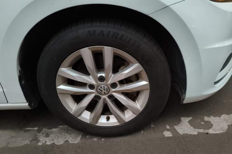 Used Volkswagen Touran 2016 Volkswagen Touran L 280TSI DSG Comfort Edition Right Front Wheel Hub