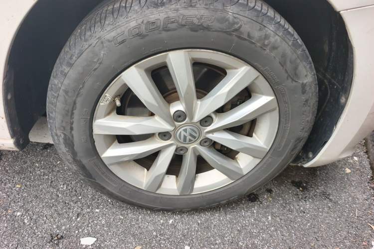 Used Volkswagen Touran 2016 Volkswagen Touran L 280TSI DSG Comfort Edition Right Front Wheel Hub