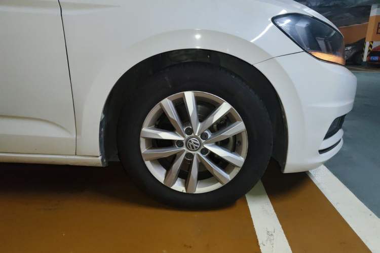 Used Volkswagen Touran 2016 Volkswagen Touran L 280TSI DSG Comfort Edition Right Front Wheel Hub