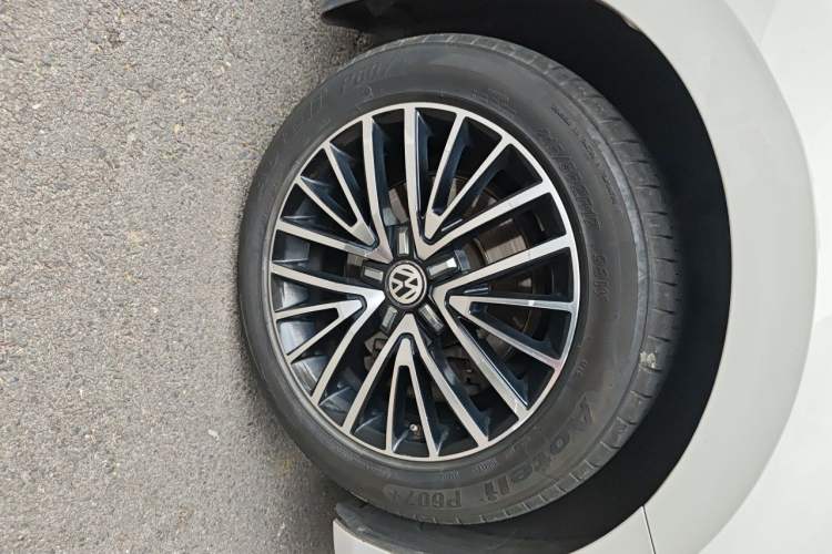 Used Volkswagen Touran 2016 Volkswagen Touran L 280TSI DSG Comfort Edition Right Front Wheel Hub