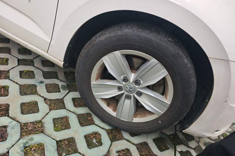 Used Volkswagen Touran 2016 Touran L 280TSI DSG Style Edition Right Front Wheel Hub