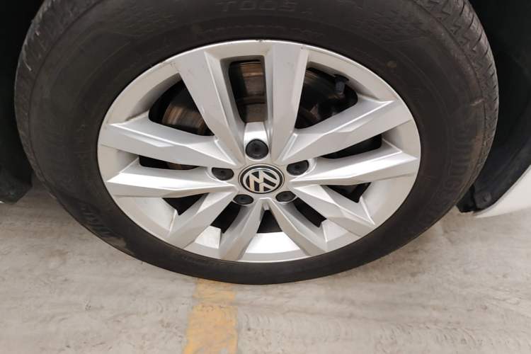 Used Volkswagen Touran 2016 Volkswagen Touran L 280TSI DSG Comfort Edition Right Front Wheel Hub