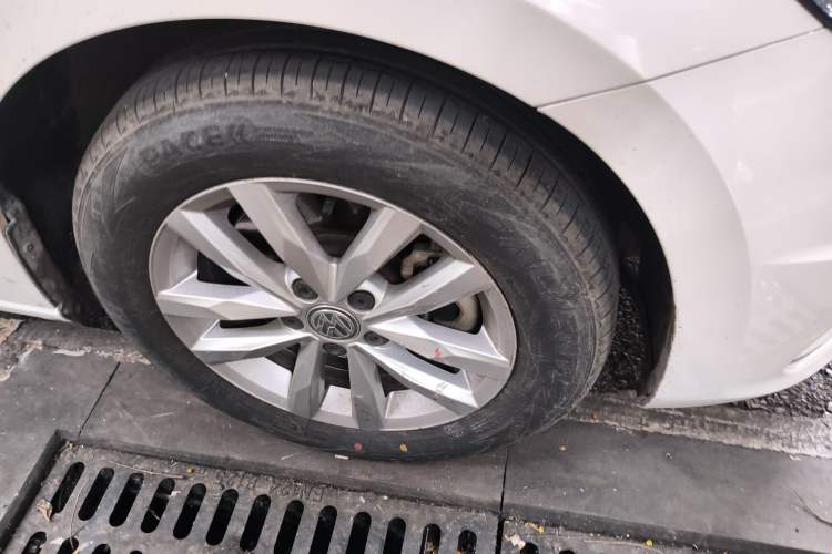 Used Volkswagen Touran 2016 Volkswagen Touran L 280TSI DSG Comfort Edition Right Front Wheel Hub