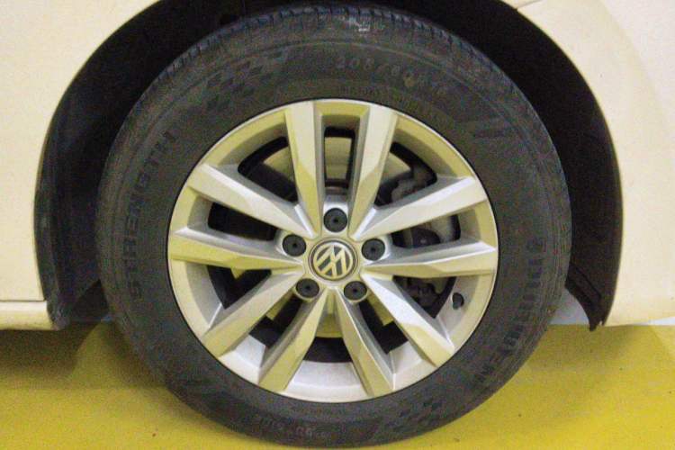 Used Volkswagen Touran 2016 Volkswagen Touran L 280TSI Manual Comfort Edition Right Front Wheel Hub