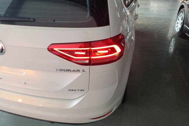 Used Volkswagen Touran 2016 Volkswagen Touran L 280TSI DSG Comfort Edition Right Rear Taillight