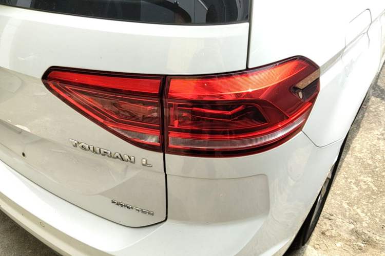 Used Volkswagen Touran 2016 Volkswagen Touran L 280TSI DSG Comfort Edition Right Rear Taillight