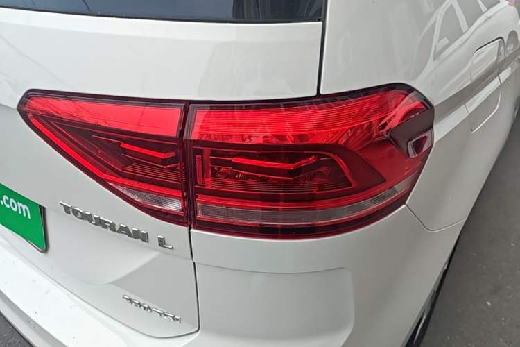 Used Volkswagen Touran 2016 Volkswagen Touran L 280TSI DSG Comfort Edition Right Rear Taillight
