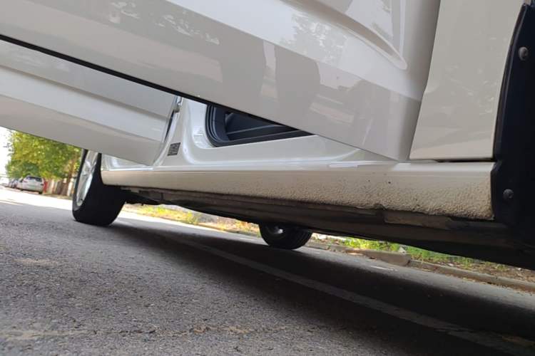 Used Volkswagen Touran 2016 Volkswagen Touran L 280TSI Manual Trend Edition Right Side Sill