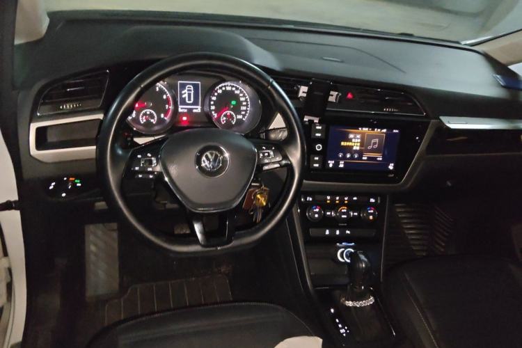 Used Volkswagen Touran 2016 Volkswagen Touran L 280TSI DSG Comfort Edition Steering Wheel