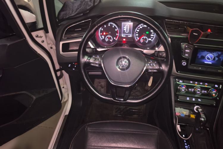 Used Volkswagen Touran 2016 Volkswagen Touran L 280TSI DSG Comfort Edition Steering Wheel