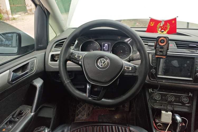 Used Volkswagen Touran 2016 Volkswagen Touran L 280TSI DSG Comfort Edition Steering Wheel